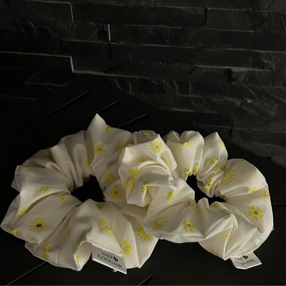Coletero Floral Blanco Artesanal – Margaritas Amarillas