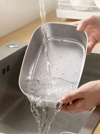 Practical, clean and compact.
Features a 1.5L stainless steel tray, leak-proof locking lid, and storage space for a spoon and side items. Heats food in 20–30 minutes.