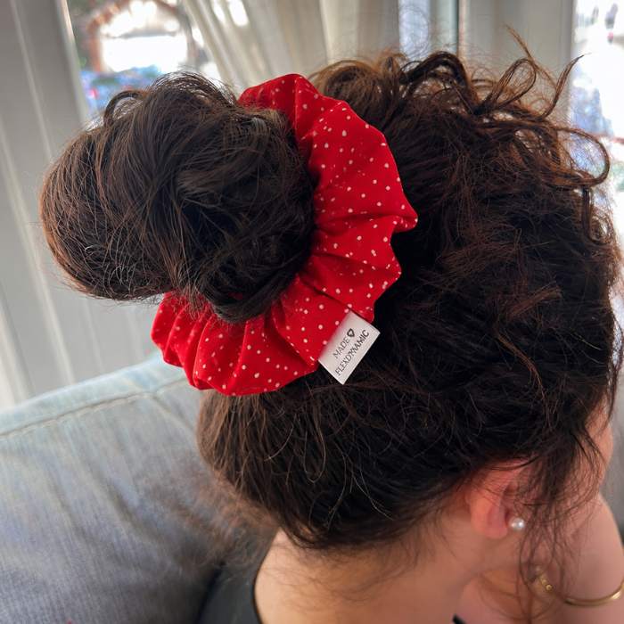 Scrunchie Rojo con Lunares Blancos | Coletero Artesanal para Cabello